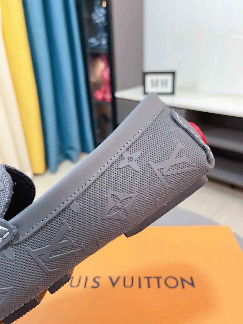Men's men's shoes💰400🌹🌹[LV Louis Vuitton] New men's beanie shoes💝💝.. Top-grade imported cowhide embossed➕Comfortable leather lining. It is extremely skin-friendly and comfortable, feels very delicate, and the shape is very correct! Perfectly reflects the three-dimensional sense, code number: 38-44